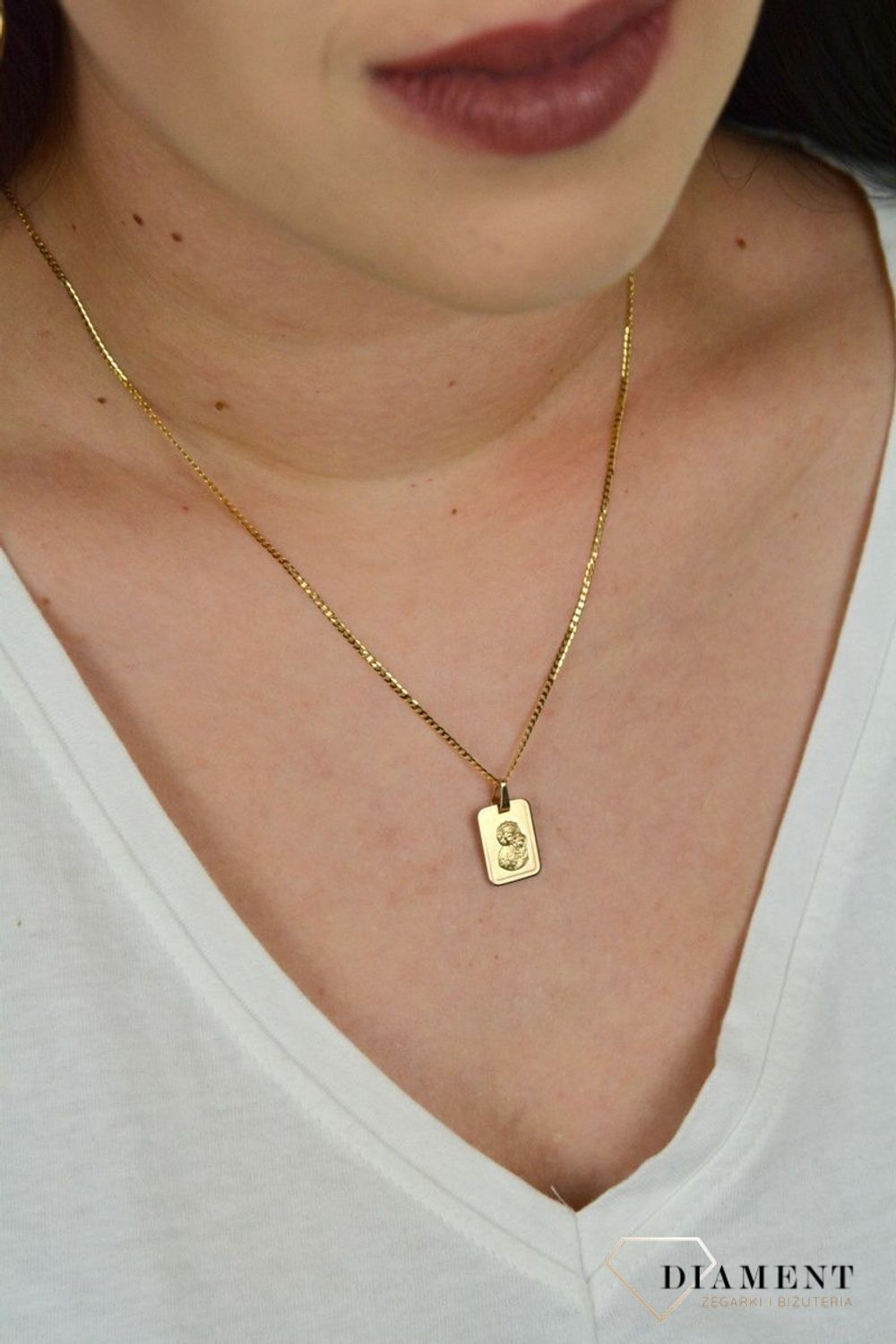 Estetycznie wykonana złota zawieszka prostokątna medalik z Matką Boską Częstochowską ZA 6057E.jpg